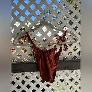 Orange bottom set, it’s a Medium.